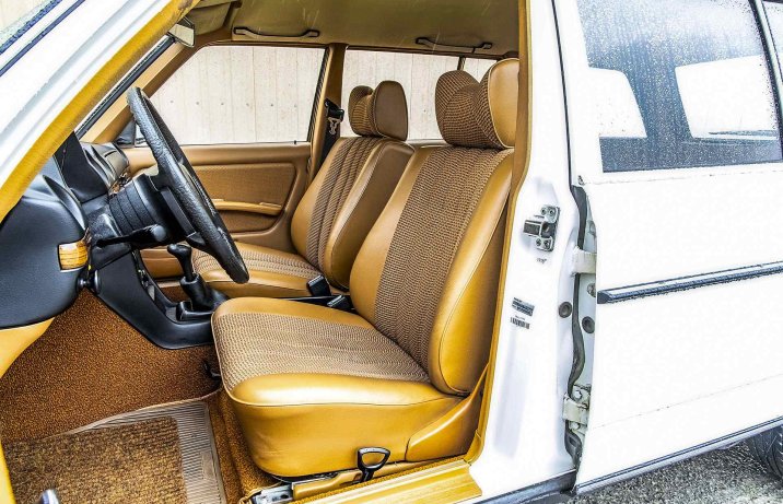 Mercedes 280 TE (S123) – wnętrze, fotele z przodu