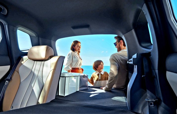 BYD Sealion 5 DM-i – wnętrze, bagażnik, płaska podłoga