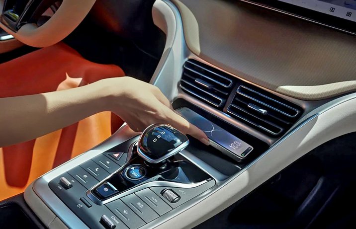 BYD Sealion 5 DM-i – wnętrze, konsola środkowa