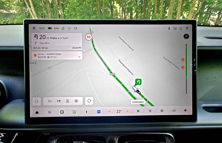 Leapmotor B05 – wnętrze, kokpit, ekran centralny, multimedia, mapa