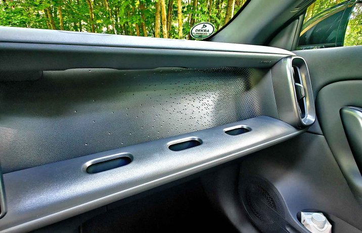 Leapmotor B05 – wnętrze, kokpit,  panel przed pasażerem