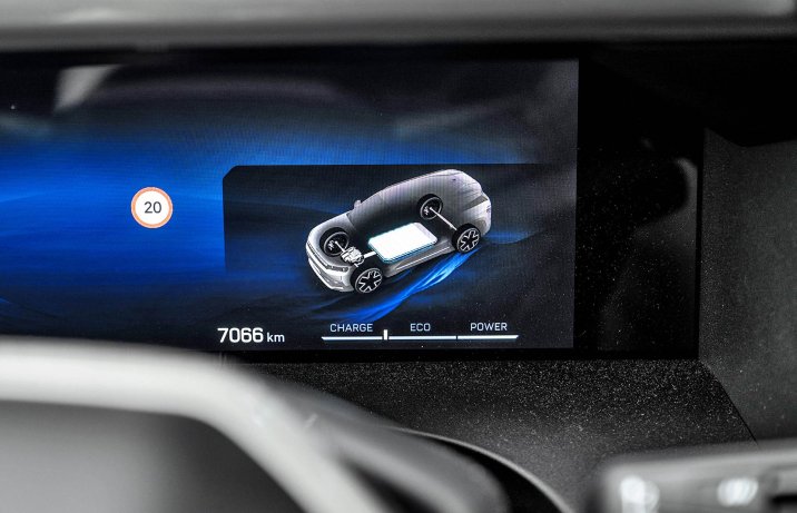 Jeep Compass 2026 – wnętrze, ekran ze stanem baterii