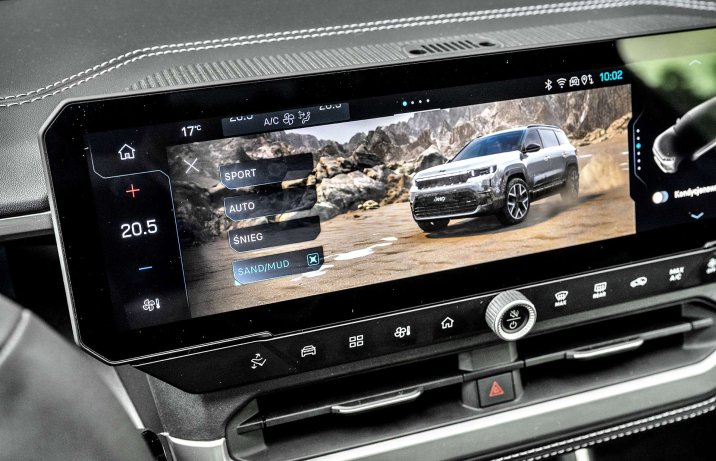 Jeep Compass 2026 – wnętrze, ekran z trybami jazdy