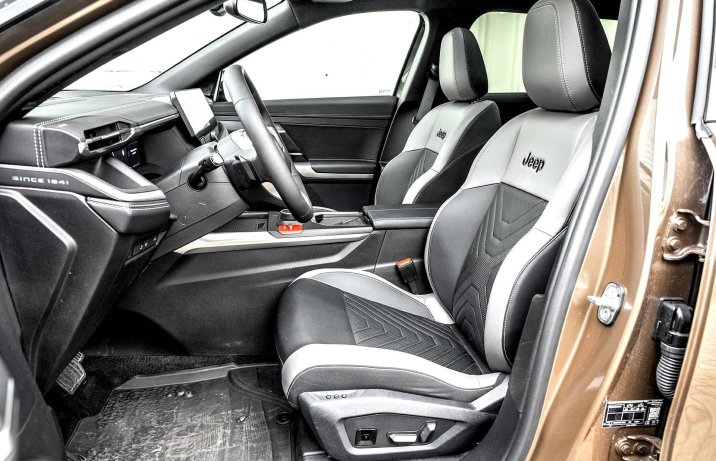 Jeep Compass 2026 – wnętrze, fotele