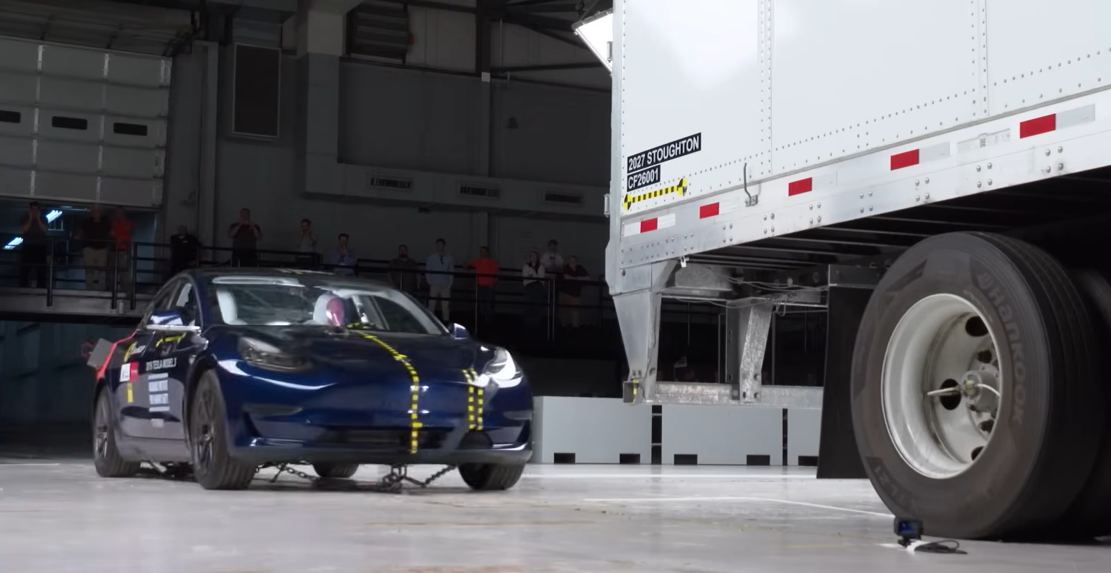 najechanie-na tyl-ciezarowki-euroncap-adac-9