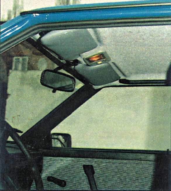 polonez-sedan-1996-lampa-oswietlajaca-wnetrze