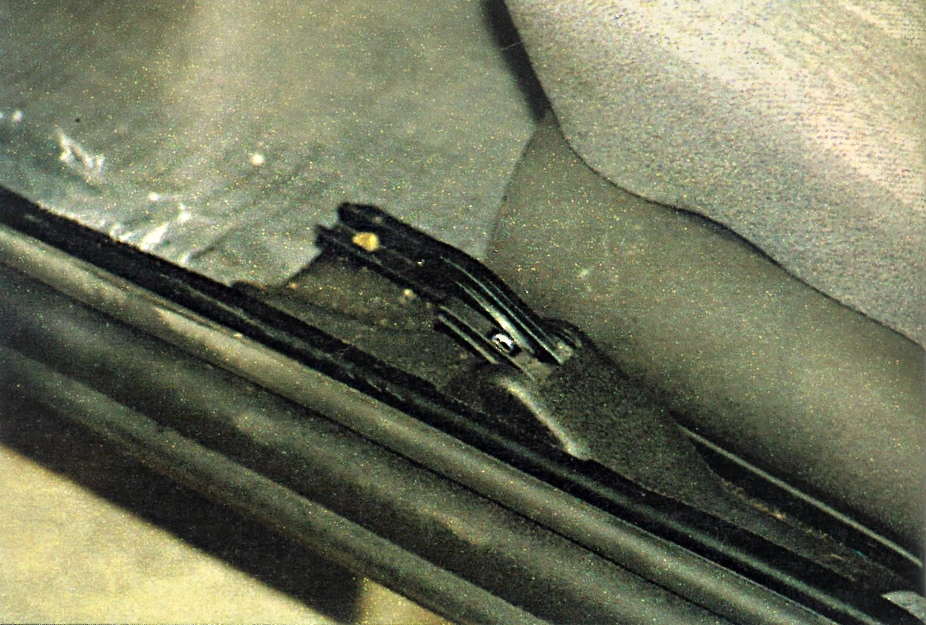 polonez-sedan-1996-otwieranie-bagaznika-i-wlewu-paliwa-ciegna