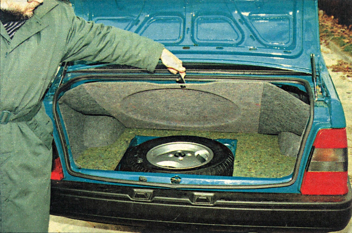 polonez-sedan-1996-bagaznik-kolo-zapasowe