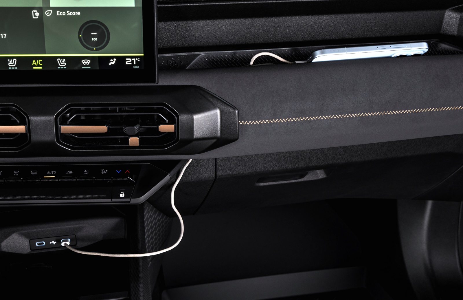 dacia-striker-usb