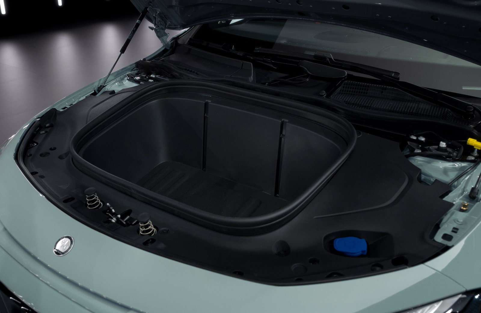 mercedes-amg-cla-45-frunk