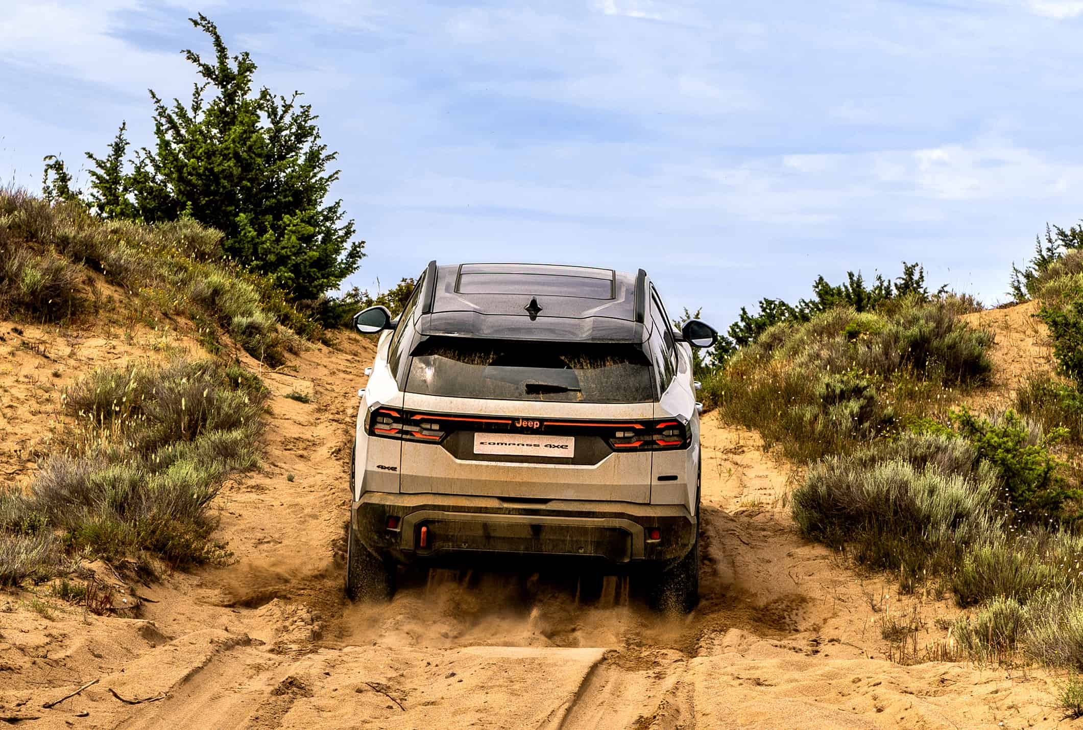 jeep compass 4xe tył na piachu