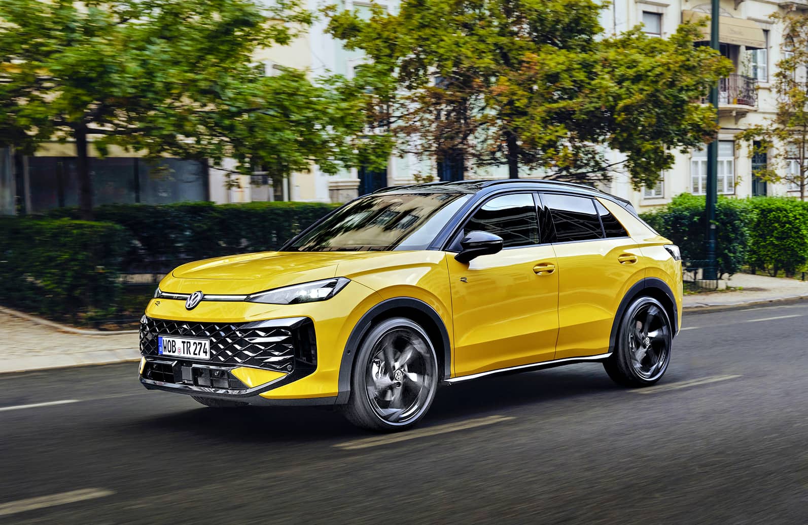 volkswagen-t-roc-jazda-przod-bok-miasto-zblizenie