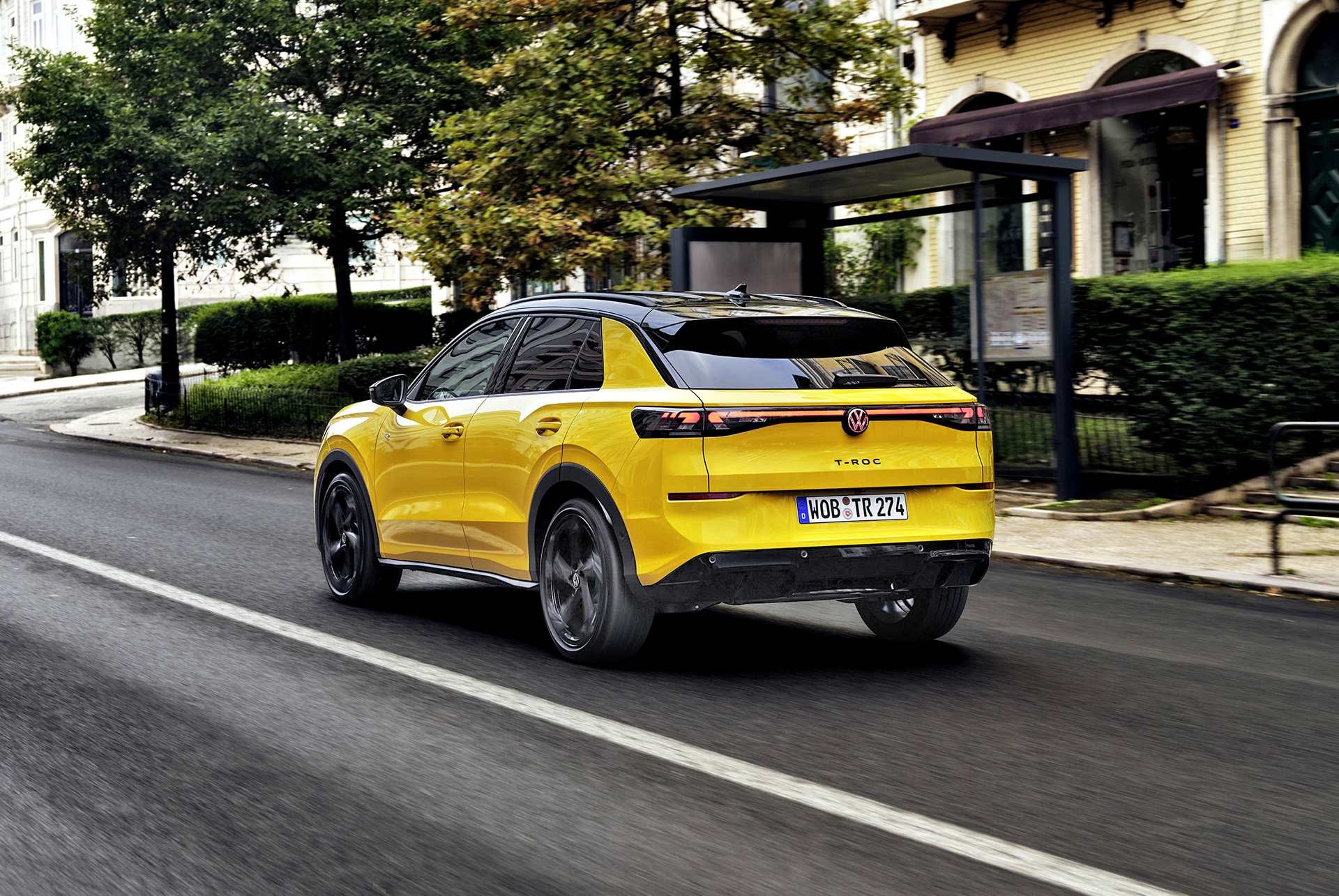 volkswagen-t-roc-jazda-tyl-bok-miasto