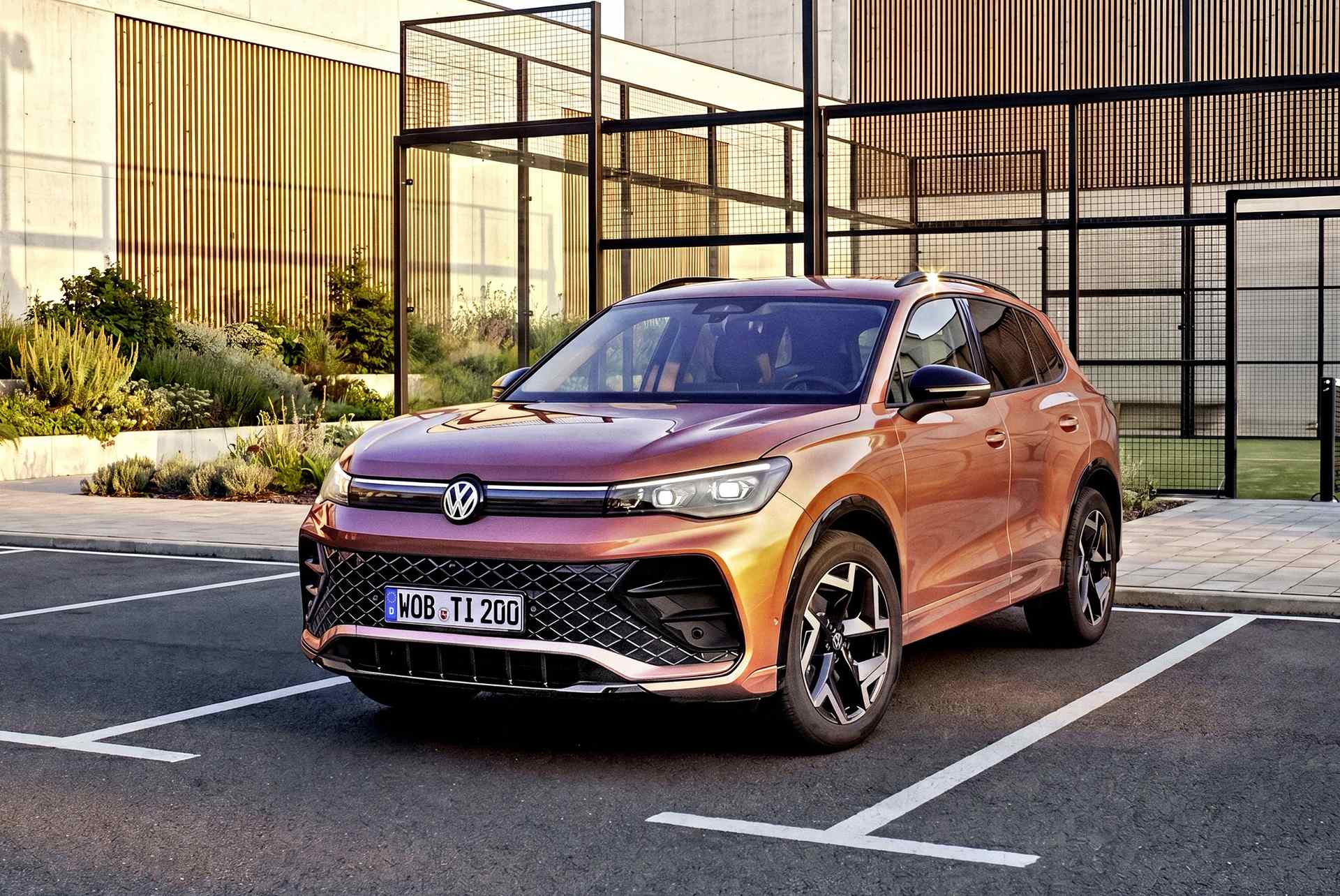 volkswagen-tiguan-przod-bok-parking