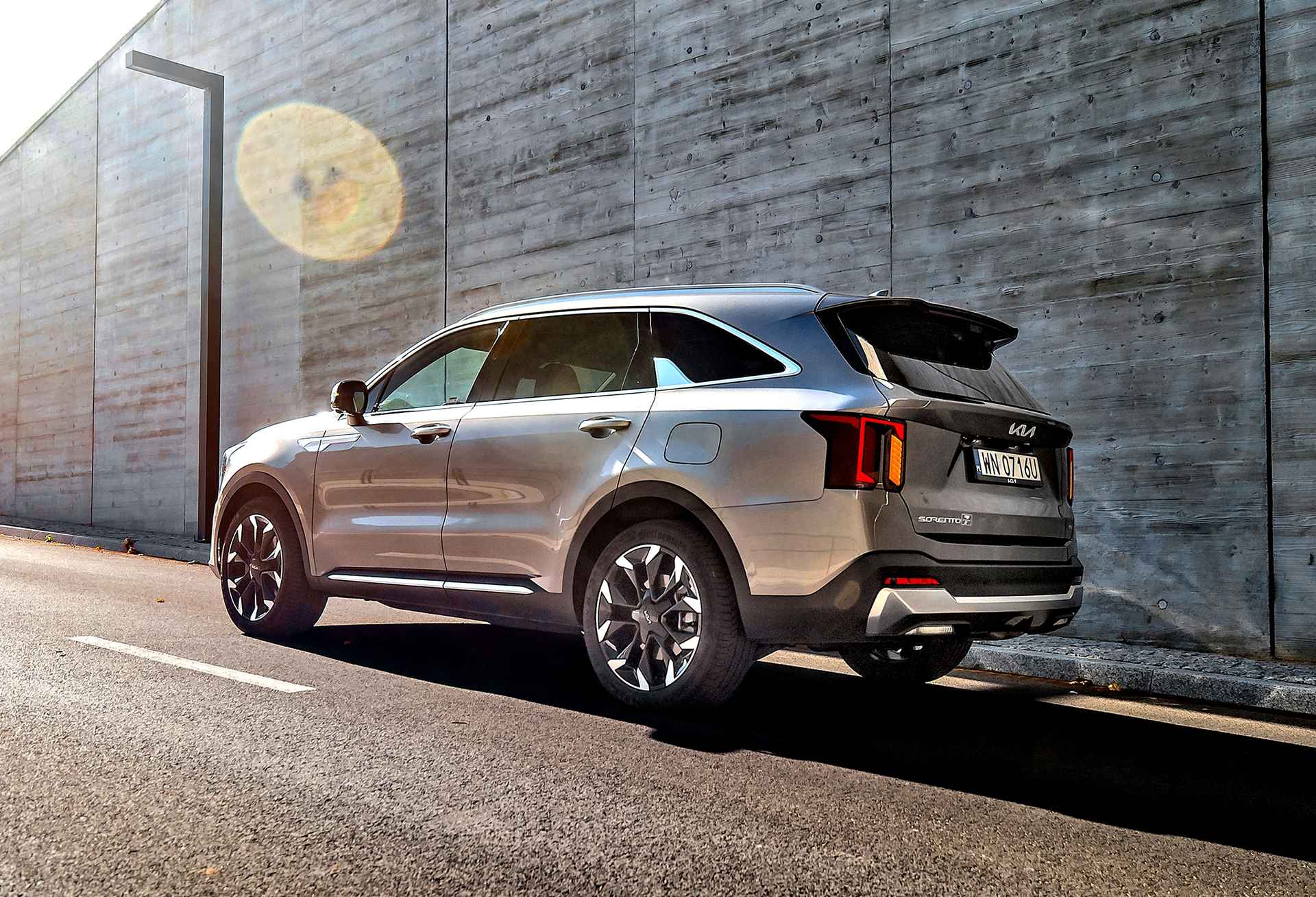kia-sorento-hybrid-tyl-bok-statyka