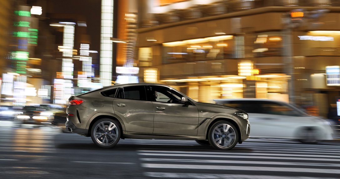 BMW X6 – bok w ruchu