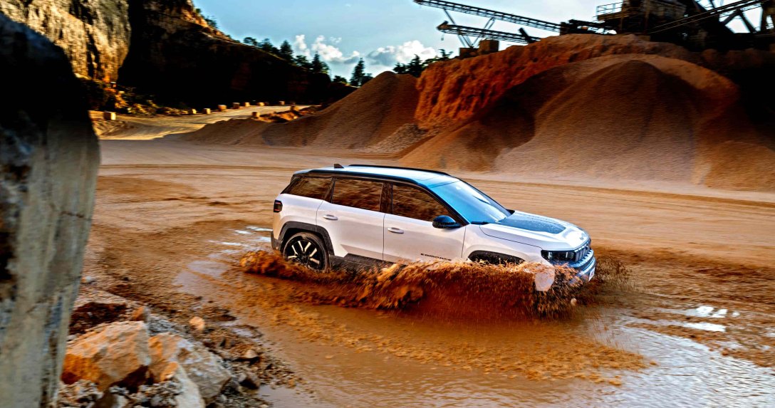 Jeep Compass 4xe – widok z boku podczas przejazdu przez wodę