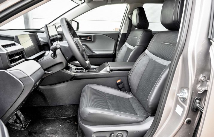 Toyota RAV4 2.5 Hybrid AWD-i Executive – fotele
