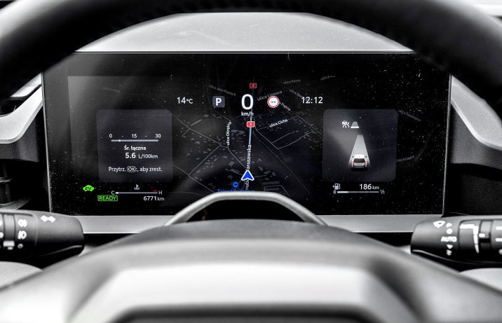 Toyota RAV4 2.5 Hybrid AWD-i Executive – wnętrze, ekran wskaźników