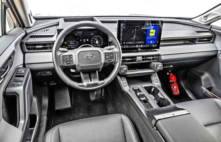 Toyota RAV4 2.5 Hybrid AWD-i Executive – wnętrze, kokpit