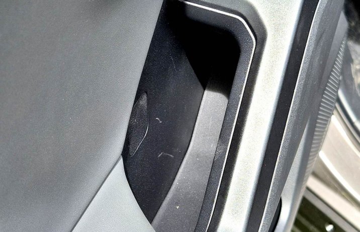 Toyota RAV4 2.5 Hybrid AWD-i Executive – wnętrze, uchwyt drzwi