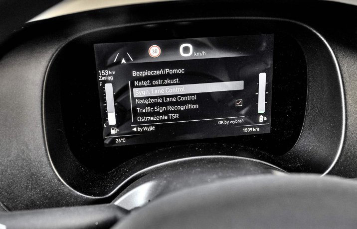 Fiat Pandina Hybrid 1.0 GSE 65 Cross – wnętrze, cyfrowe zegary