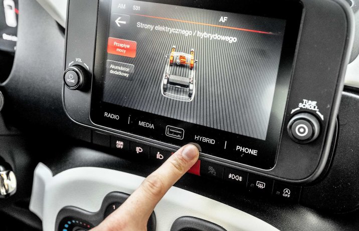 Fiat Pandina Hybrid 1.0 GSE 65 Cross – wnętrze, ekran multimediów