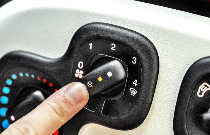 Fiat Pandina Hybrid 1.0 GSE 65 Cross – wnętrze, sterowanie klimatyzacją