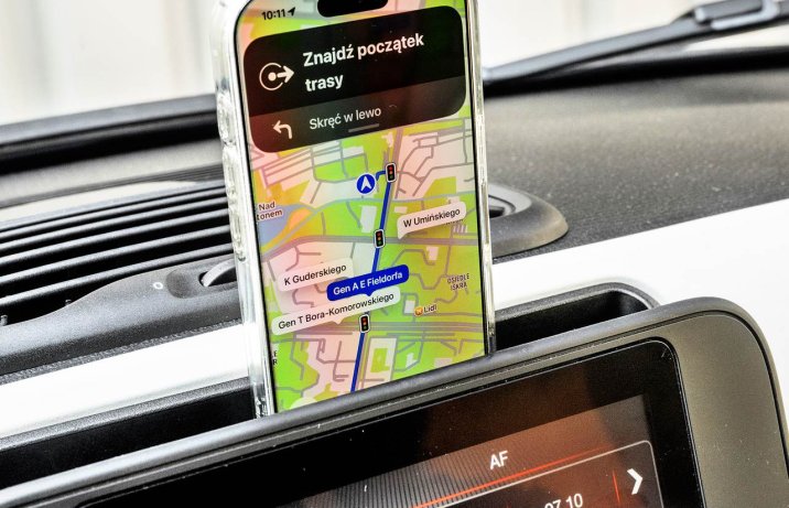 Fiat Pandina Hybrid 1.0 GSE 65 Cross – wnętrze, telefon na desce rozdzielczej