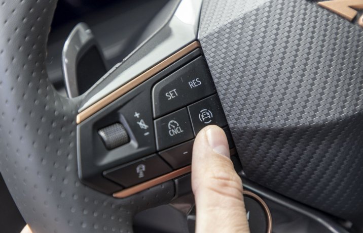 Cupra Formentor 1.5 eTSI DSG (2026) - test - przycisk systemów wsparcia
