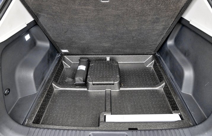 Omoda 5 Hybrid (2026) - test - organizer pod podłogą