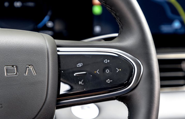 Omoda 5 Hybrid (2026) - test - przyciski na kierownicy
