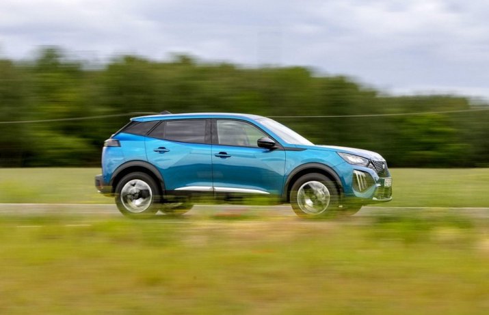Peugeot 2008 Hybrid 145 e-DCS6 (2026) - test - bok