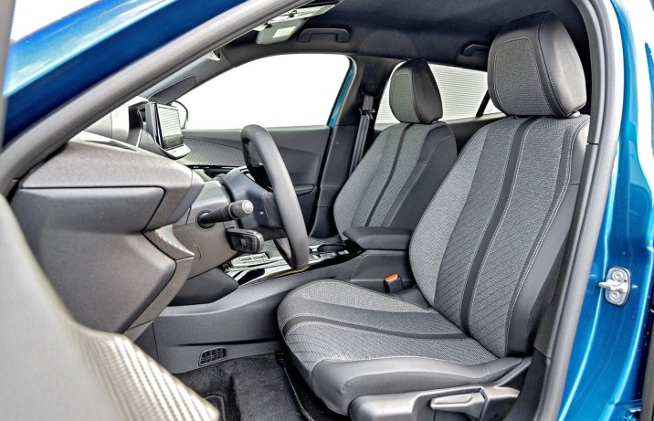 Peugeot 2008 Hybrid 145 e-DCS6 (2026) - test - fotele