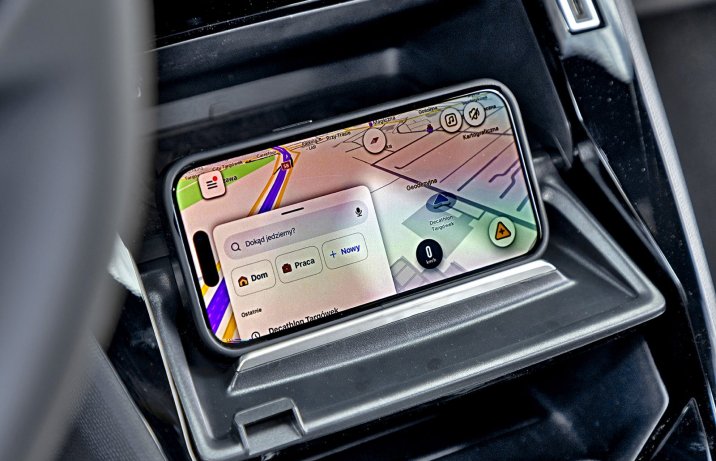 Peugeot 2008 Hybrid 145 e-DCS6 (2026) - test - stojak na smartfon