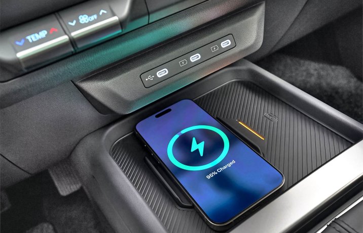 Kia Seltos 2026 – wnętrze, ładowarka indukcyjna