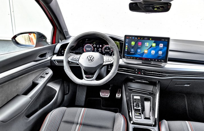 VW Golf VIII GTI Edition 50 (2026) – kokpit / deska rozdzielcza