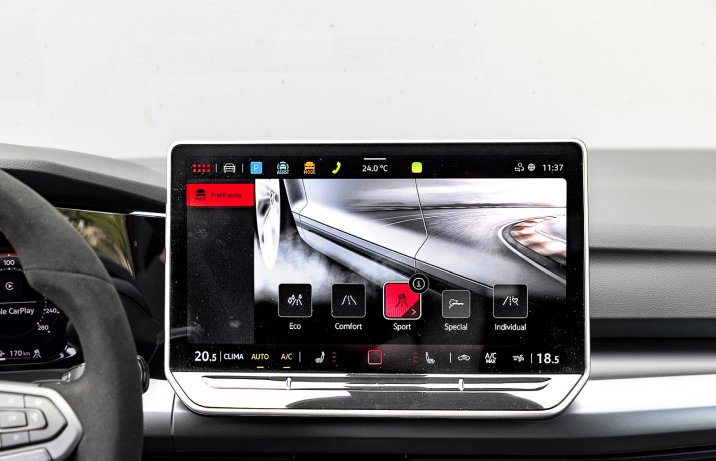 VW Golf VIII GTI Edition 50 (2026) – ekran systemu multimedialnego
