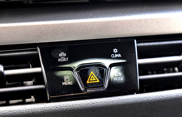 VW Golf VIII GTI Edition 50 (2026) – przycisk świateł awaryjnych / konsola środkowa