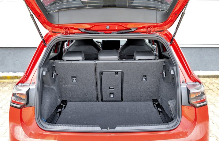 VW Golf VIII GTI Edition 50 (2026) – bagażnik