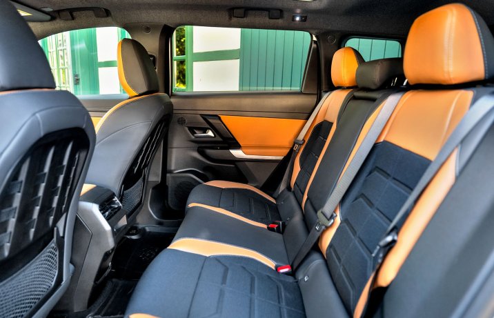 Jeep Compass 4xe – wnętrze, kanapa