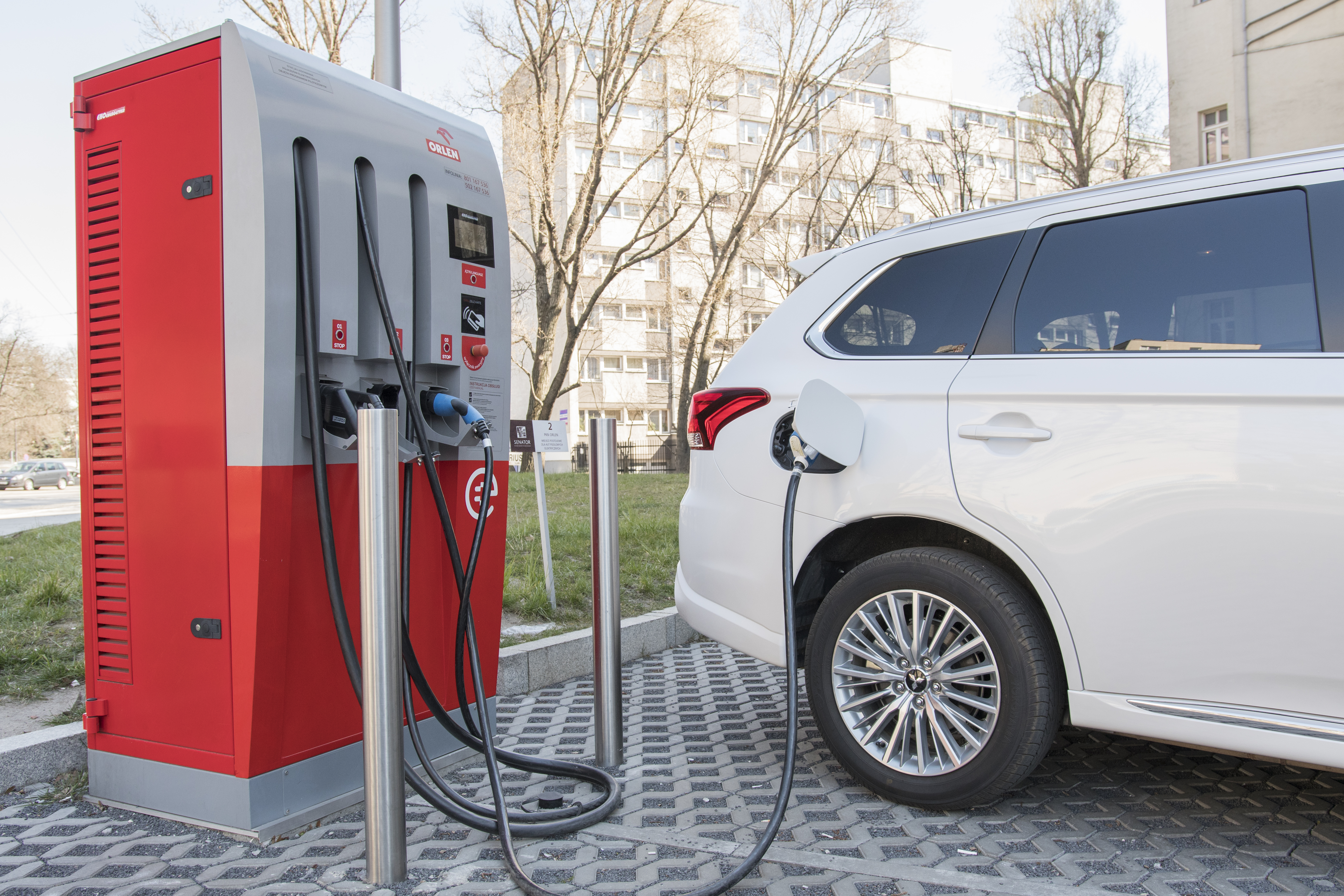 mitsubishi-outlander-phev-ładowanie
