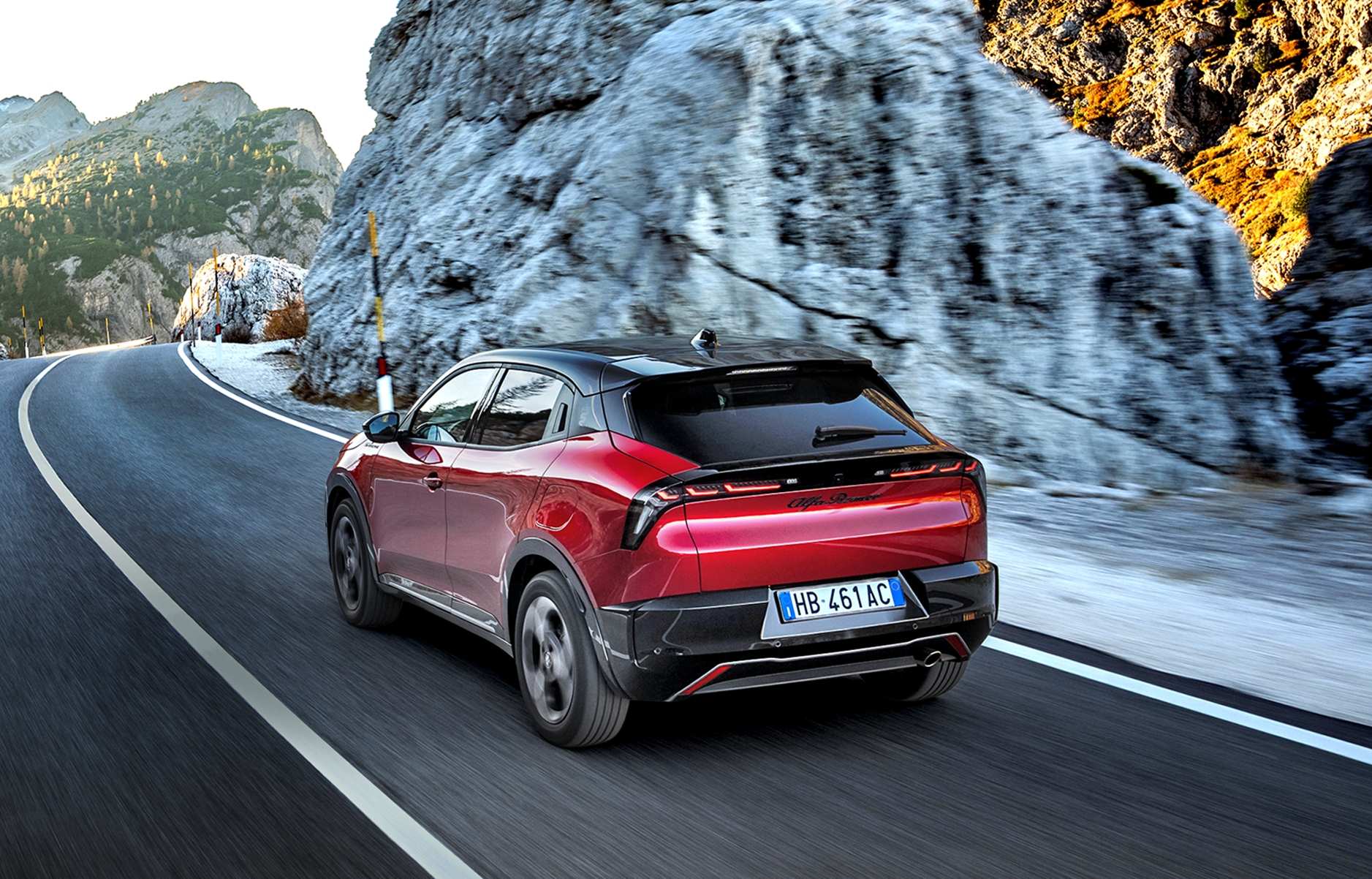alfa-romeo-junior-sport-speciale-jazda-tyl-bok-droga