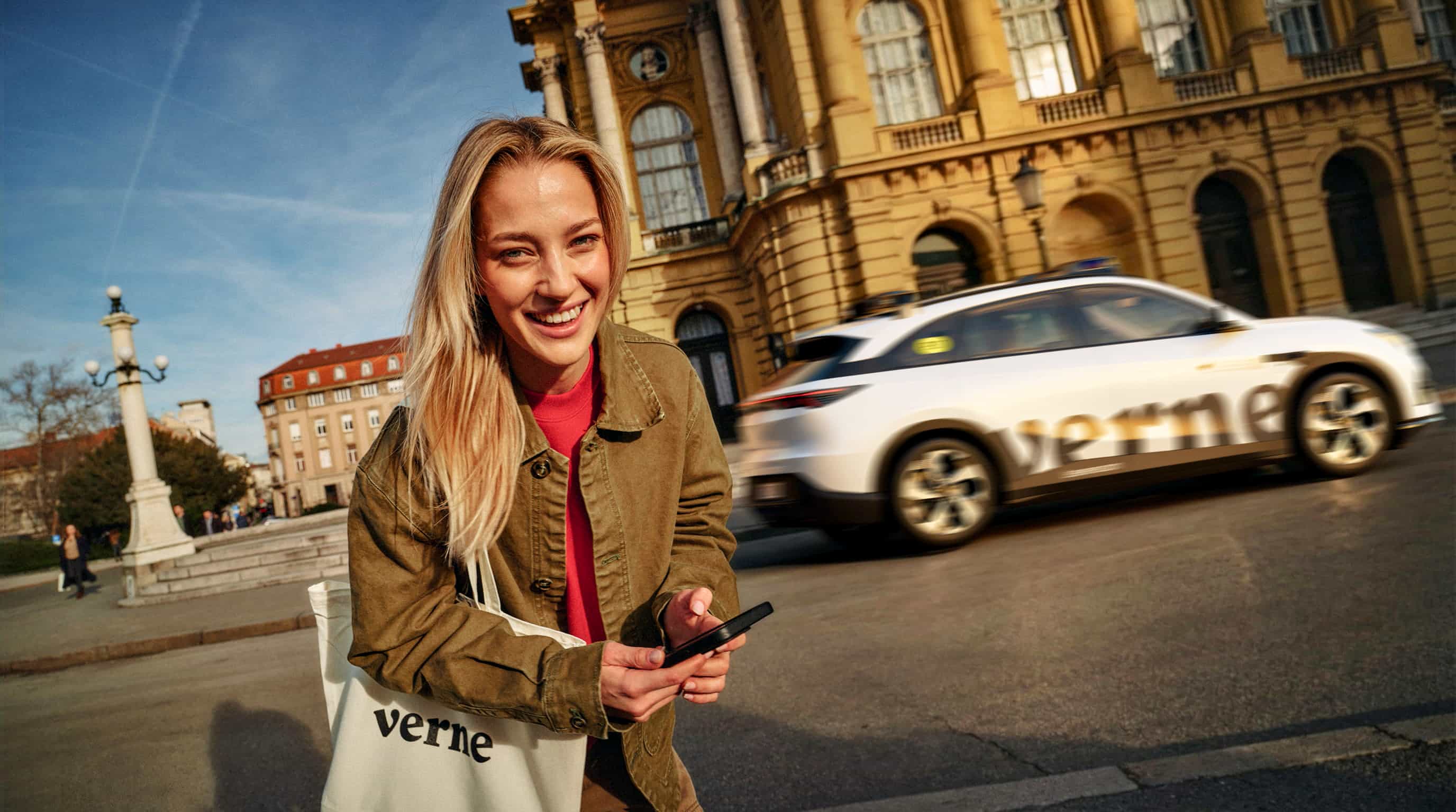 Pasażerka i robotaksówka Verne podczas komercyjnej usługi w Zagrzebiu