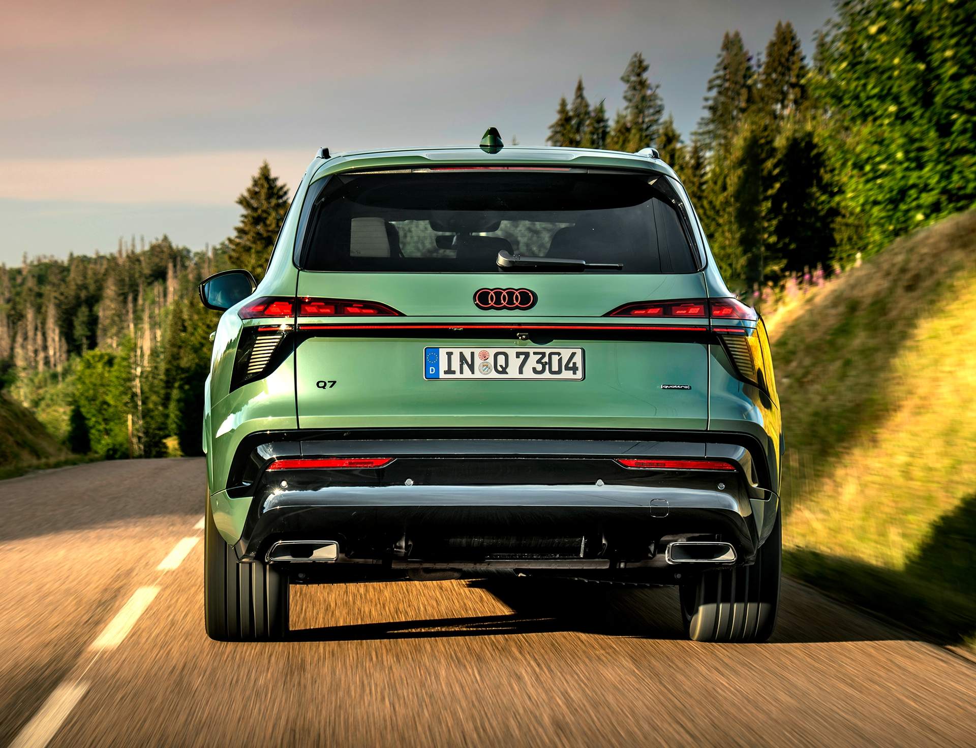audi-q7-2027-jazda-tyl