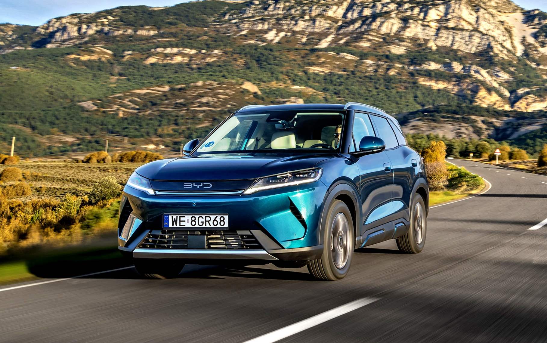 BYD Atto 2 DM-i podczas jazdy, ujęcie z przodu i boku.