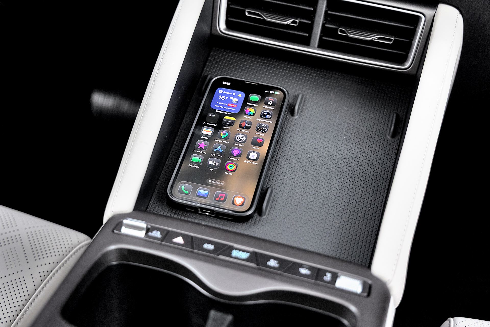 BYD Atto 2 DM-i – ładowarka indukcyjna ze smartfonem.
