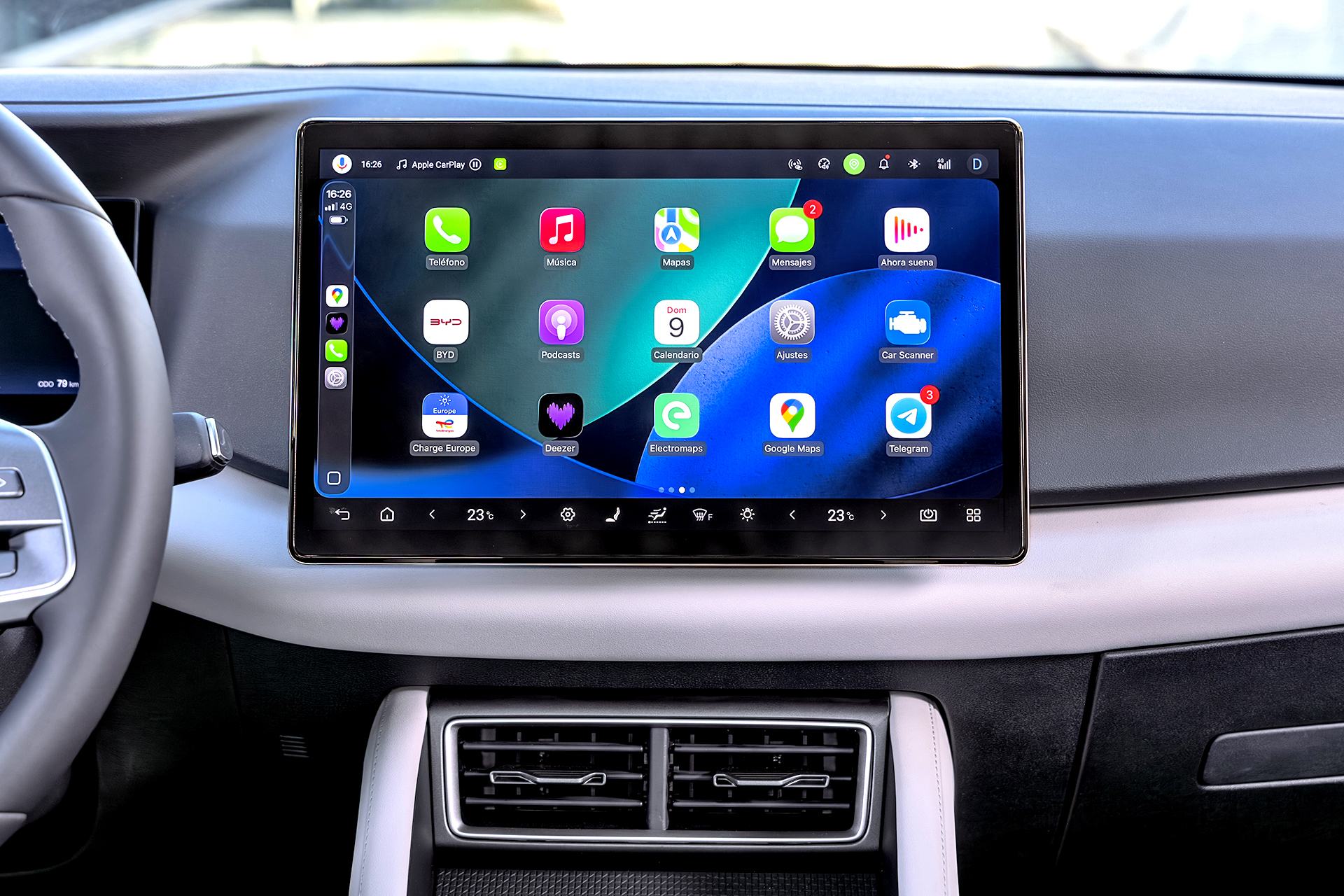 BYD Atto 2 DM-i – ekran multimedialny z Apple CarPlay.