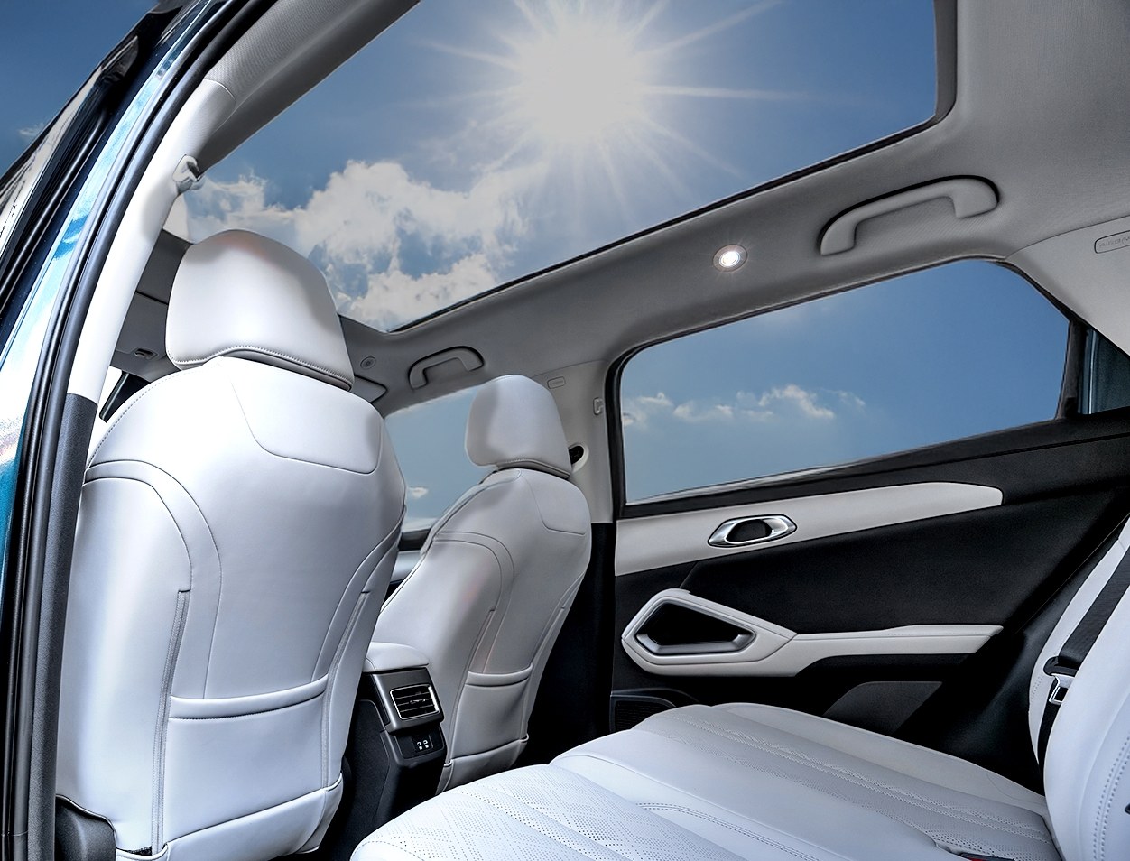 BYD Atto 2 DM-i – panoramiczny dach we wnętrzu.