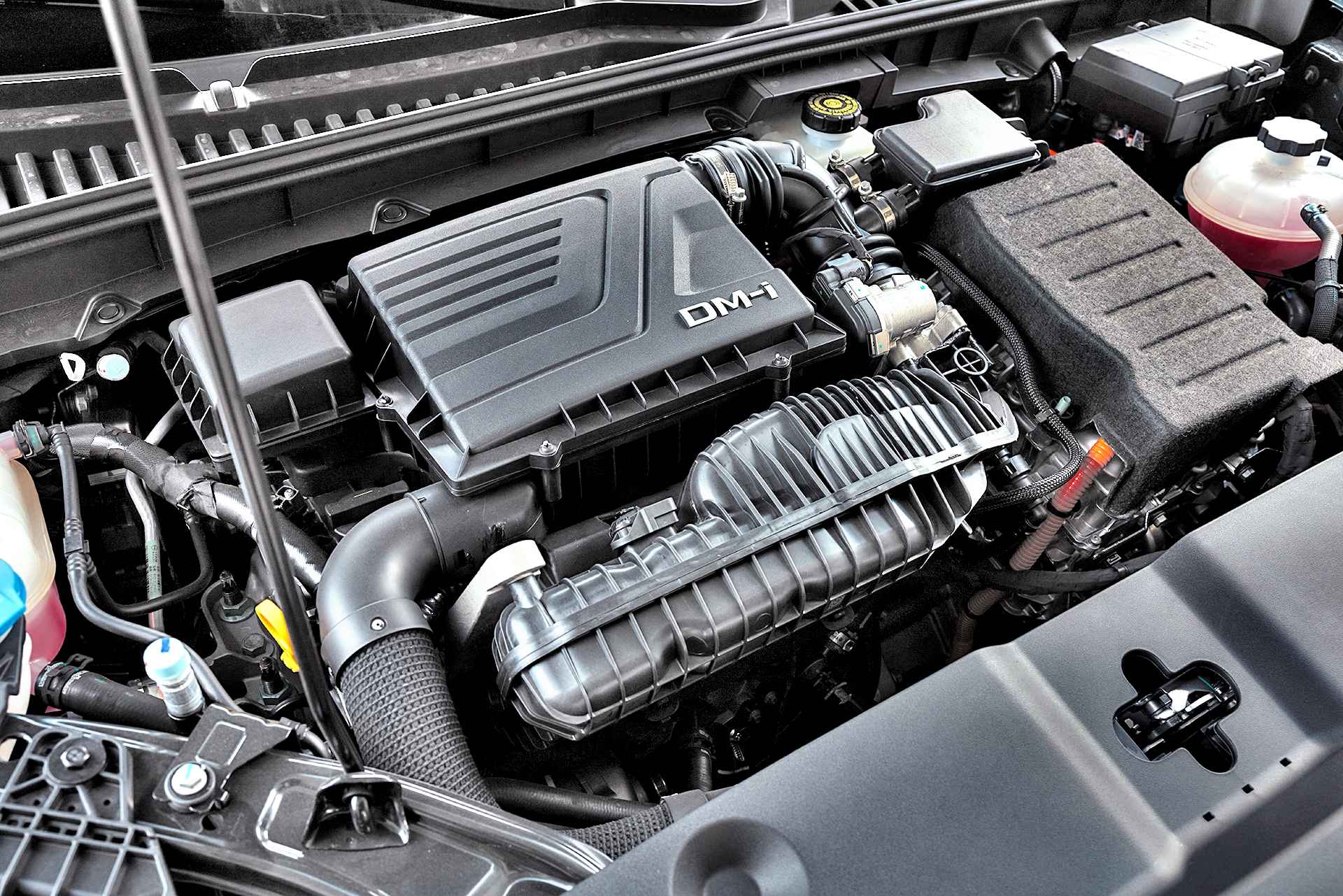 BYD Atto 2 DM-i – silnik benzynowy 1.5 pod maską.